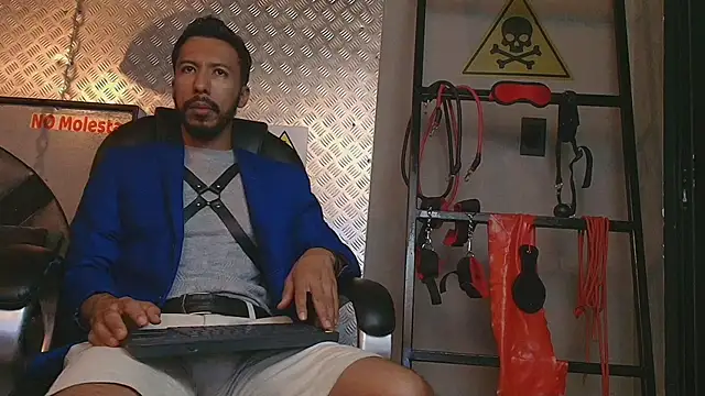 Snapshot of logan_mercer chatting on 12.05.25 logan mercer online show from 12.05.25