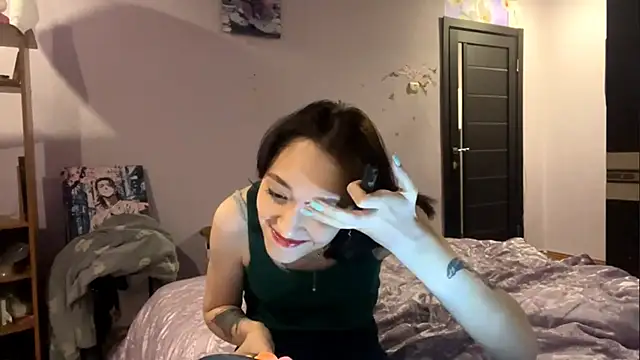 Snapshot of LoreanVardy chatting on 12.05.25 LoreanVardy online show from 12.05.25