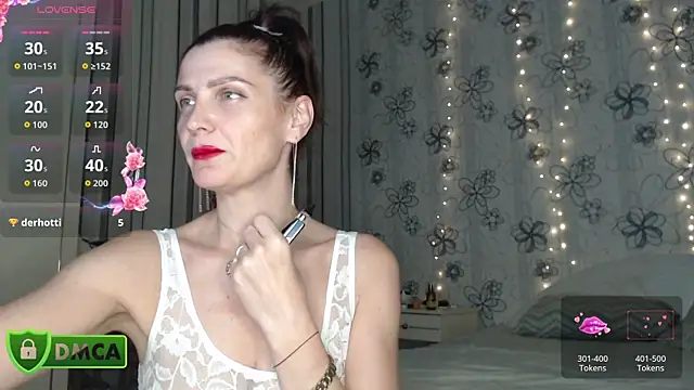 Snapshot of LindaXSteve chatting on 09.26.25 LindaXSteve online show from 09.26.25