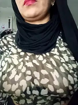 Snapshot of nadia__abaud chatting on 01.08.25 nadia abaud online show from 01.08.25