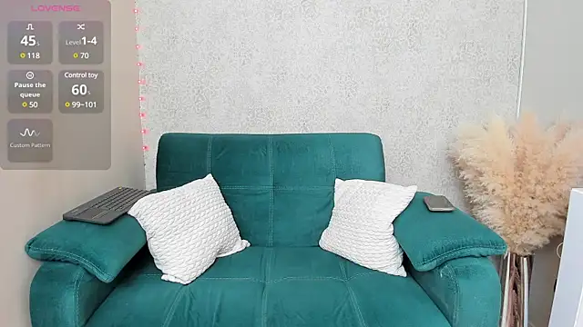 Snapshot of paolarey chatting on 02.19.25 paolarey online show from 02.19.25