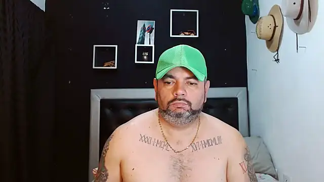 Snapshot of perverseveteranmanxxx chatting on 02.11.25 perverseveteranmanxxx online show from 02.11.25