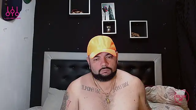Snapshot of perverseveteranmanxxx chatting on 03.04.25 perverseveteranmanxxx online show from 03.04.25