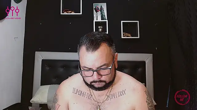 Snapshot of perverseveteranmanxxx chatting on 03.06.25 perverseveteranmanxxx online show from 03.06.25