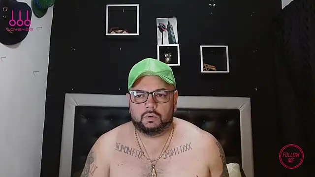 Snapshot of perverseveteranmanxxx chatting on 03.11.25 perverseveteranmanxxx online show from 03.11.25