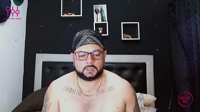 Snapshot of perverseveteranmanxxx chatting on 03.19.25 perverseveteranmanxxx online show from 03.19.25