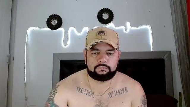 Snapshot of perverseveteranmanxxx chatting on 09.25.25 perverseveteranmanxxx online show from 09.25.25
