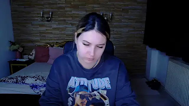 Snapshot of MiraHaze chatting on 12.23.24 MiraHaze online show from 12.23.24