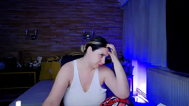 Snapshot of MiraHaze chatting on 02.16.25 MiraHaze online show from 02.16.25