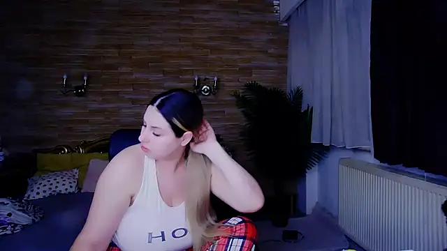 Snapshot of MiraHaze chatting on 03.04.25 MiraHaze online show from 03.04.25