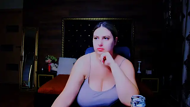 Snapshot of MiraHaze chatting on 10.13.25 MiraHaze online show from 10.13.25