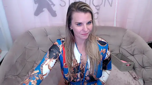 Snapshot of AischePervers chatting on 09.11.25 AischePervers online show from 09.11.25