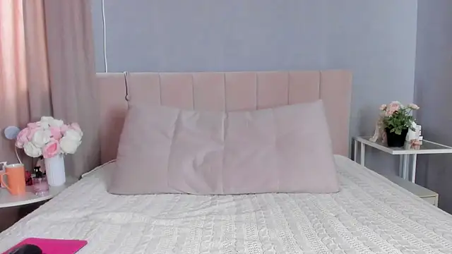 Snapshot of MissMiaTv chatting on 03.01.25 MissMiaTv online show from 03.01.25