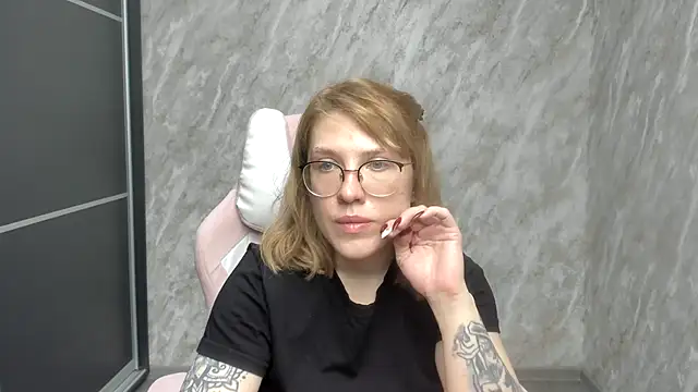 Reginasmilee online show from 02.24.25