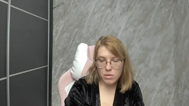 Reginasmilee online show from 02.27.25