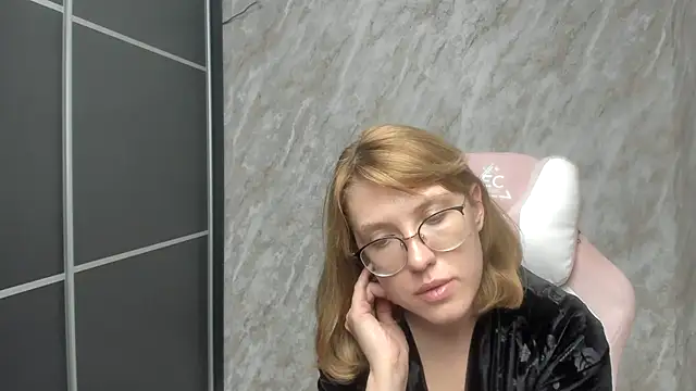 Reginasmilee online show from 02.27.25