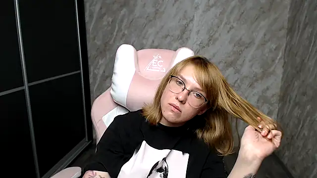 Reginasmilee online show from 03.15.25