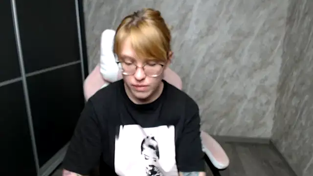 Reginasmilee online show from 03.15.25