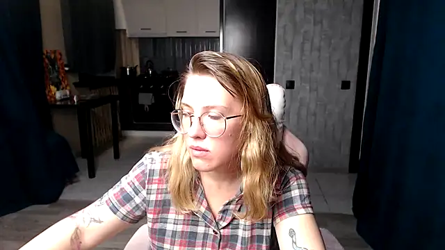 Reginasmilee online show from 09.11.25