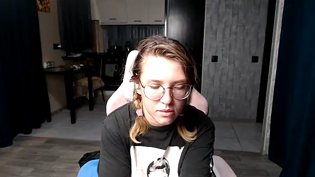 Reginasmilee online show from 09.18.25