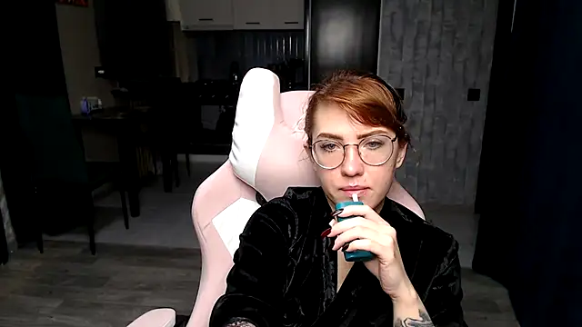 Reginasmilee online show from 11.13.25