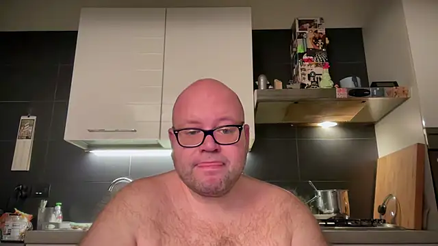 Snapshot of theitalianbear chatting on 12.23.24 theitalianbear online show from 12.23.24