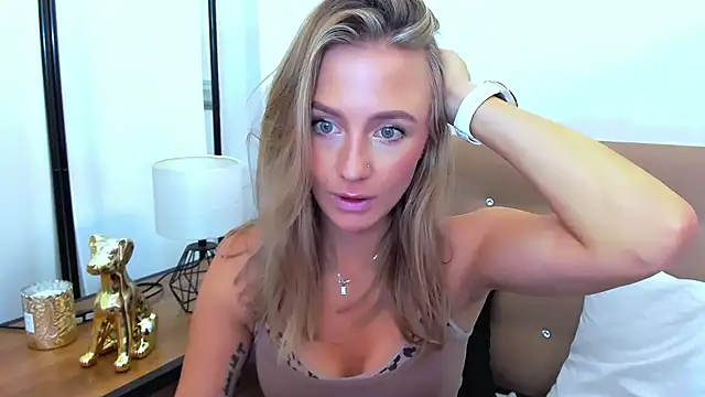 Snapshot of LenaCUTE chatting on 10.10.25 LenaCUTE online show from 10.10.25