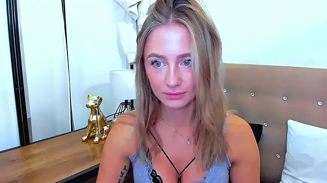 Snapshot of LenaCUTE chatting on 10.15.25 LenaCUTE online show from 10.15.25