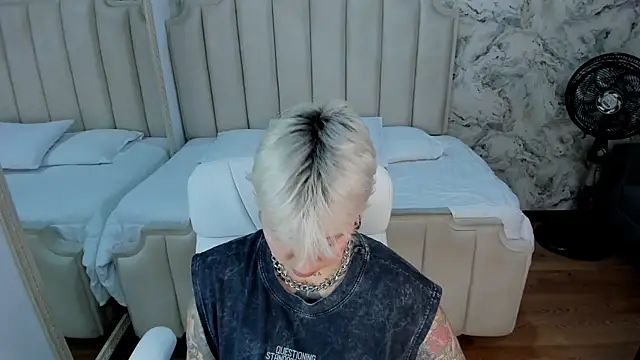 Snapshot of amy_ink chatting on 10.18.25 amy ink online show from 10.18.25
