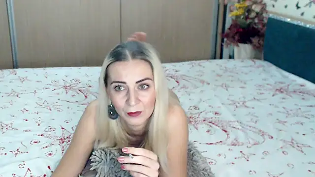 Snapshot of MirabelaSweet chatting on 12.19.24 MirabelaSweet online show from 12.19.24