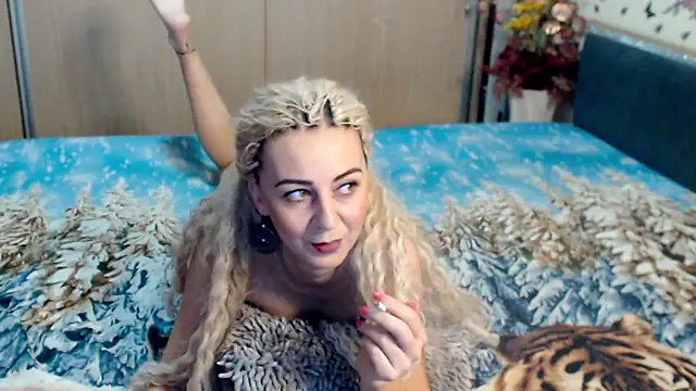 Snapshot of MirabelaSweet chatting on 03.15.25 MirabelaSweet online show from 03.15.25