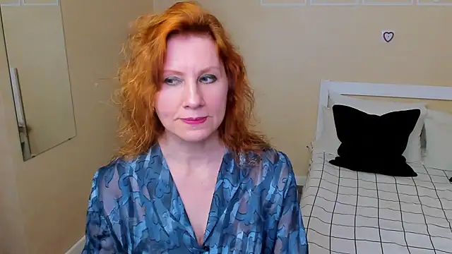 Snapshot of FoxySophia chatting on 09.21.25 FoxySophia online show from 09.21.25