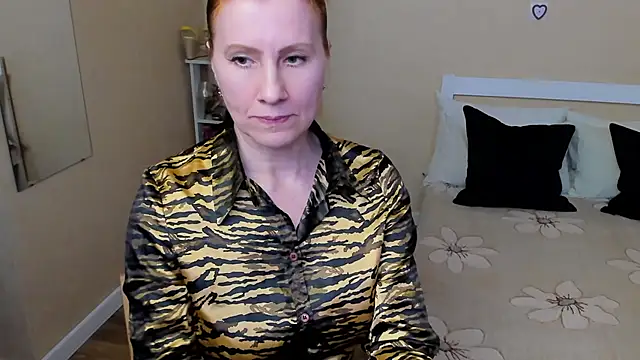 Snapshot of FoxySophia chatting on 09.26.25 FoxySophia online show from 09.26.25