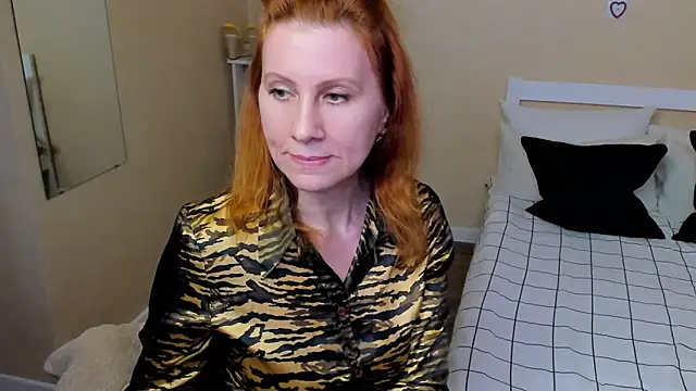 Snapshot of FoxySophia chatting on 09.26.25 FoxySophia online show from 09.26.25