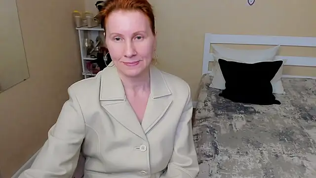Snapshot of FoxySophia chatting on 09.30.25 FoxySophia online show from 09.30.25