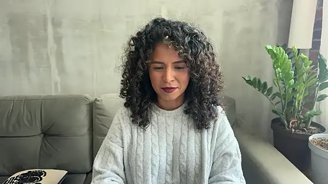 Snapshot of illaroom chatting on 12.10.24 illaroom online show from 12.10.24