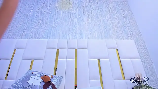 Snapshot of cristinapuerta_ chatting on 12.19.24 cristinapuerta online show from 12.19.24