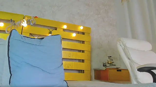 Snapshot of cristinapuerta_ chatting on 09.24.25 cristinapuerta online show from 09.24.25