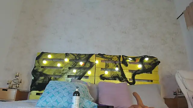 Snapshot of cristinapuerta_ chatting on 10.21.25 cristinapuerta online show from 10.21.25