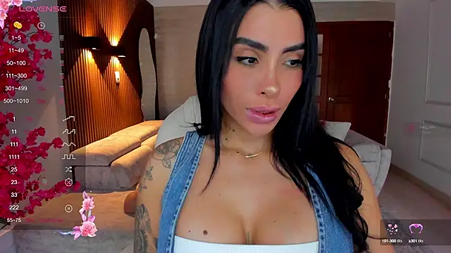 Snapshot of Sarah_Stone_ chatting on 09.17.25 Sarah Stone online show from 09.17.25