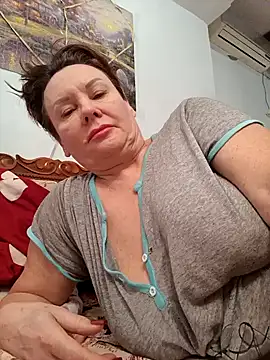 Snapshot of _lady_red_ chatting on 02.04.25 lady red online show from 02.04.25