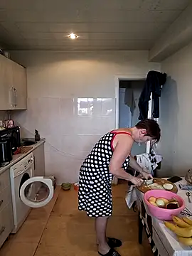 Snapshot of _lady_red_ chatting on 10.25.25 lady red online show from 10.25.25