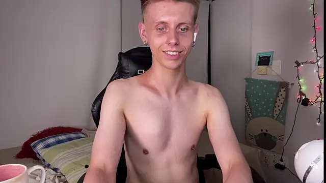 Snapshot of vladdymeow chatting on 01.01.25 vladdymeow online show from 01.01.25