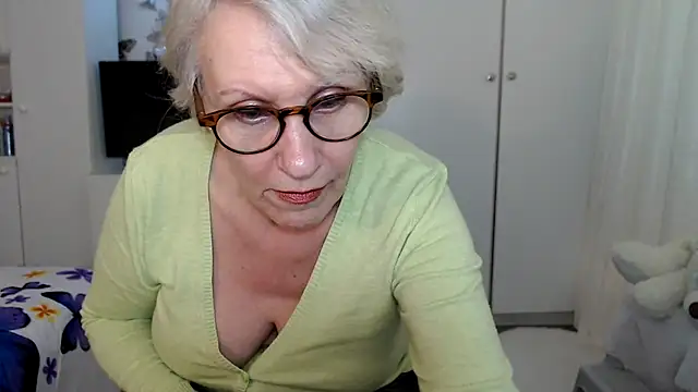 Snapshot of Ghertrude52 chatting on 03.08.25 Ghertrude52 online show from 03.08.25