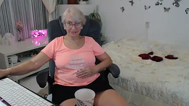 Snapshot of Ghertrude52 chatting on 09.26.25 Ghertrude52 online show from 09.26.25