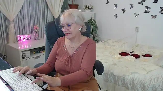 Snapshot of Ghertrude52 chatting on 10.05.25 Ghertrude52 online show from 10.05.25