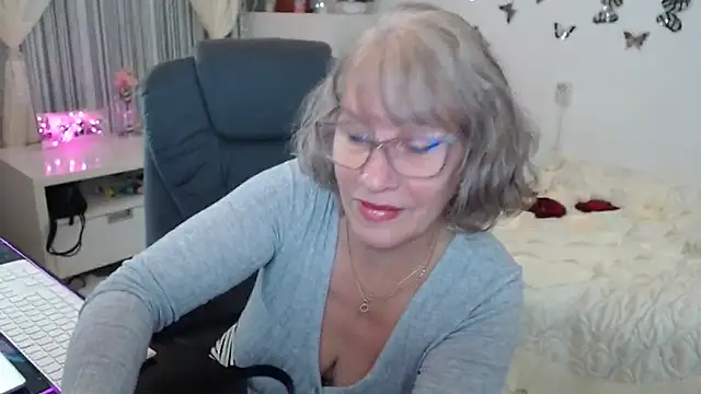 Snapshot of Ghertrude52 chatting on 10.11.25 Ghertrude52 online show from 10.11.25