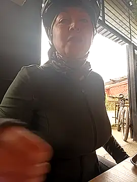 Snapshot of emma_tour chatting on 10.03.25 emma tour online show from 10.03.25