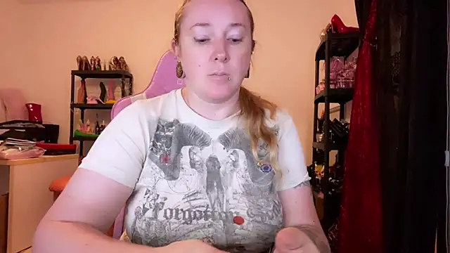 kisicaxx online show from 10.29.25