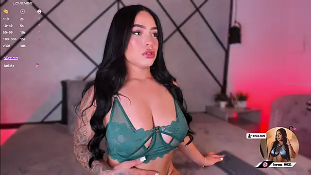 Snapshot of MaraMartine chatting on 11.19.25 MaraMartine online show from 11.19.25